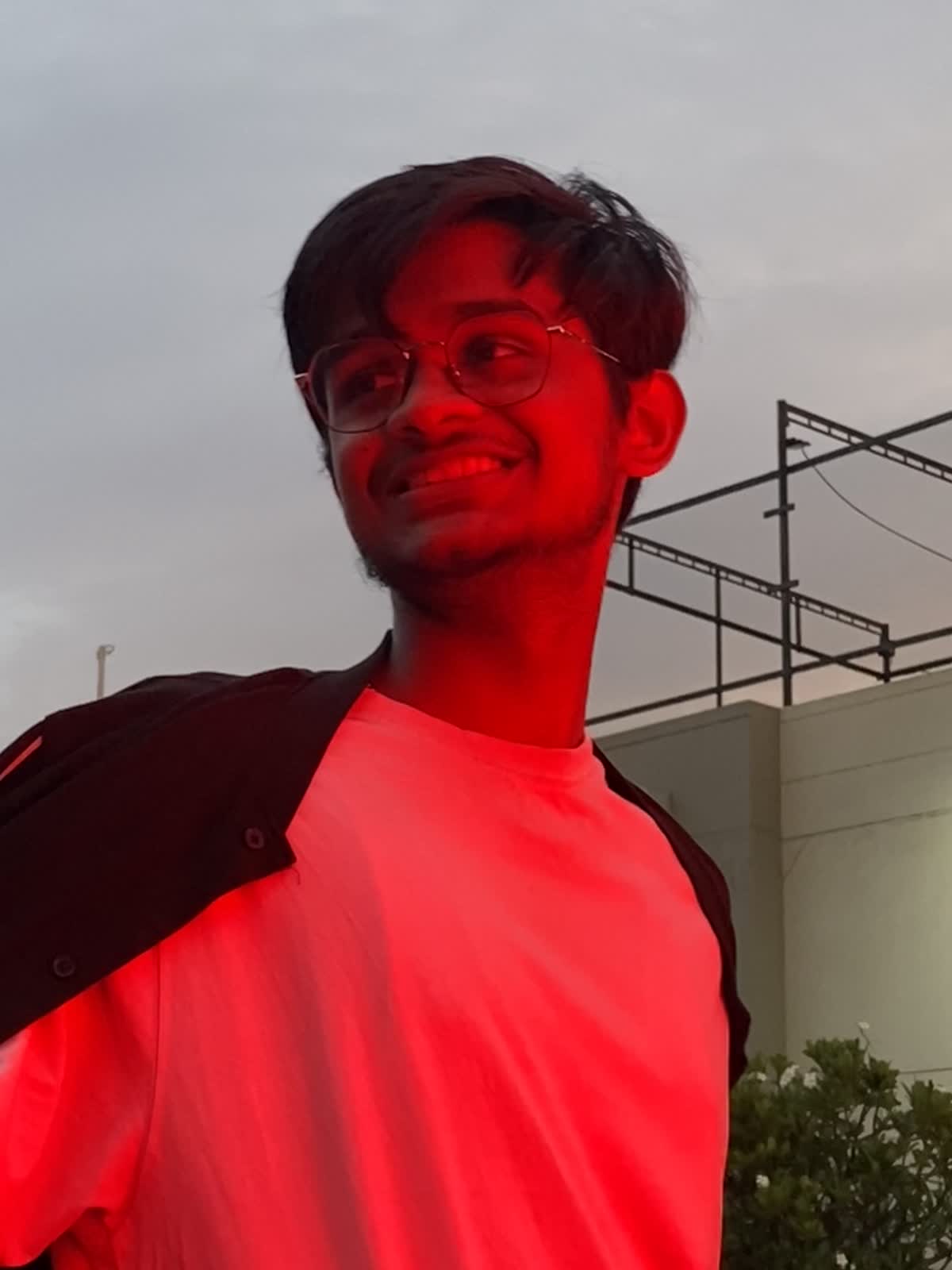 Sri under red light outdoors